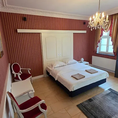 Schloss Gaestehaus * Burgscheidungen